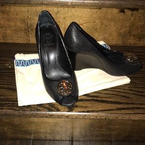 Tory Burch Chelsea Wedge w/Gold Medallion in Black